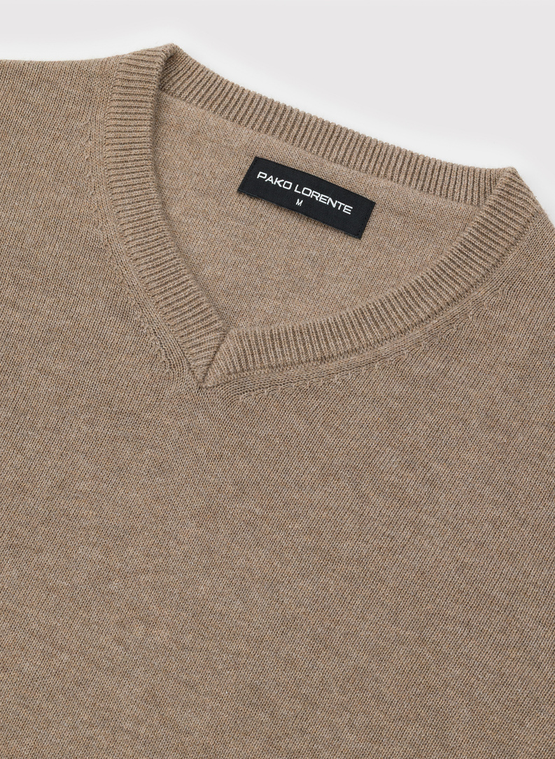 Beżowy męski sweter w serek 