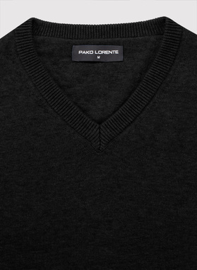 Czarny sweter męski v-neck