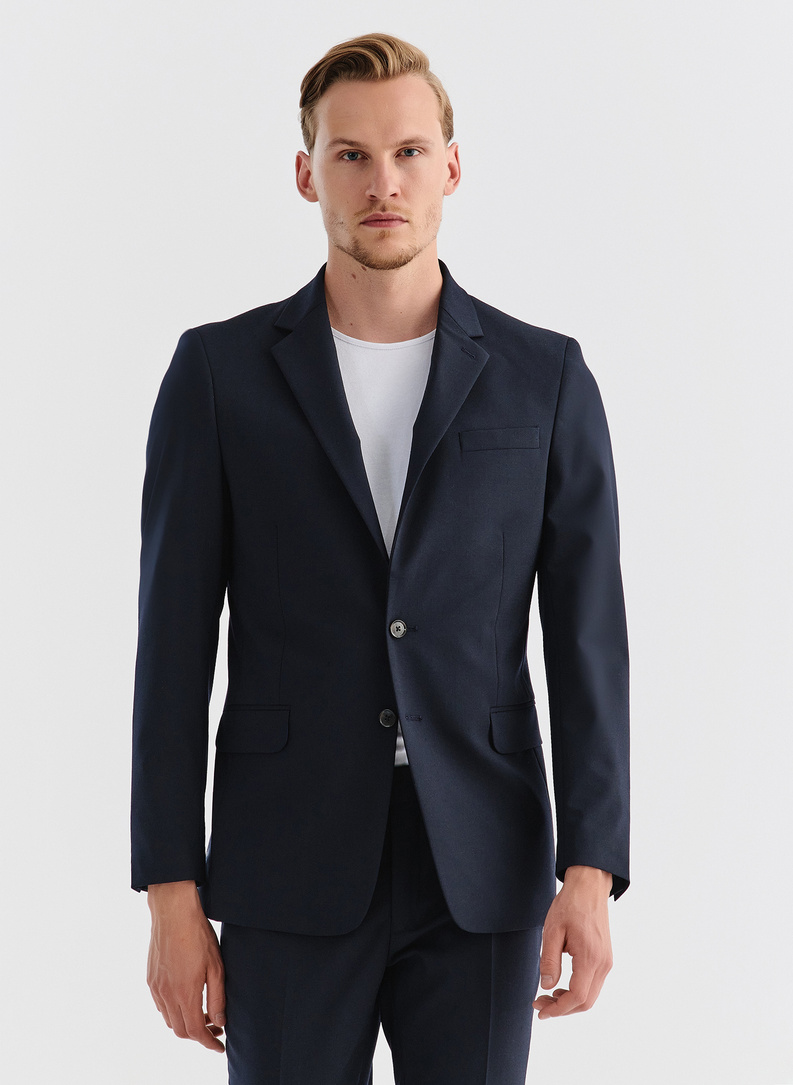 Gładki granatowy garnitur męski