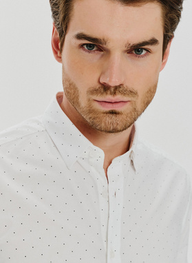 Biała koszula męska w czarne kropki