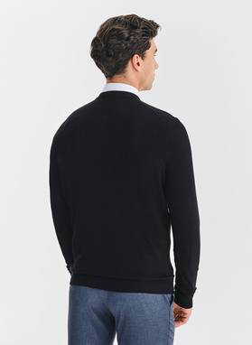 Czarny sweter męski v-neck