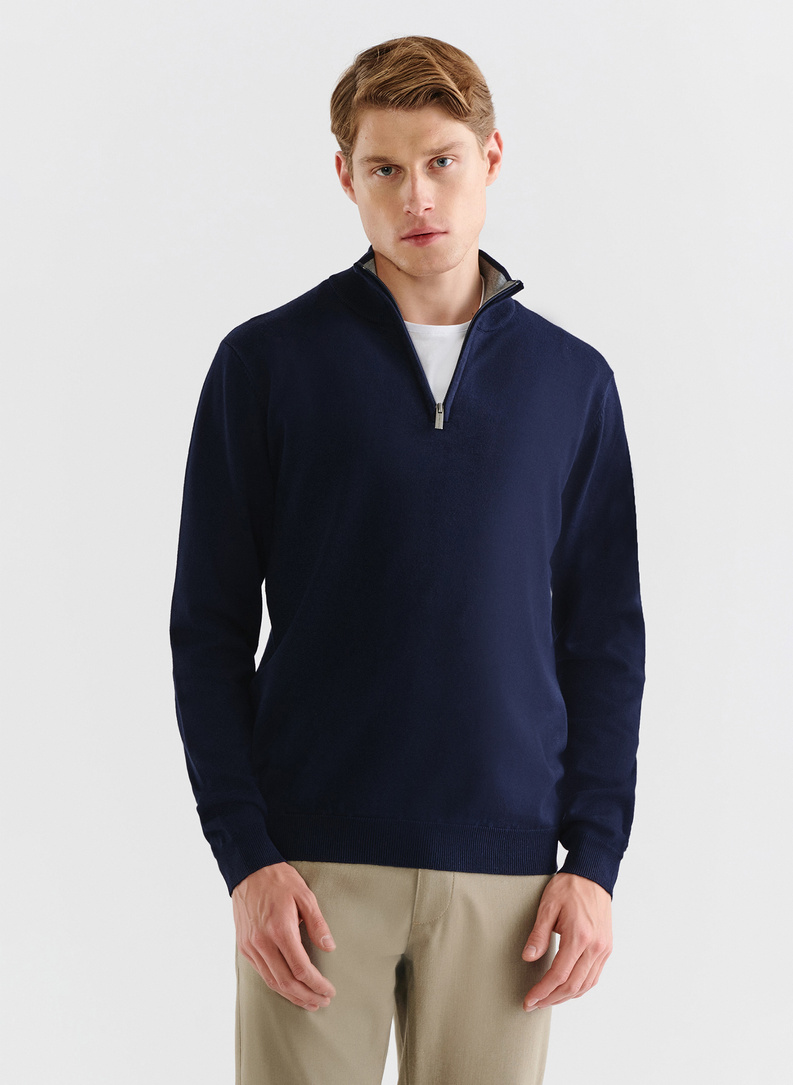 Granatowy sweter z wysoką stójką zapinaną na zamek