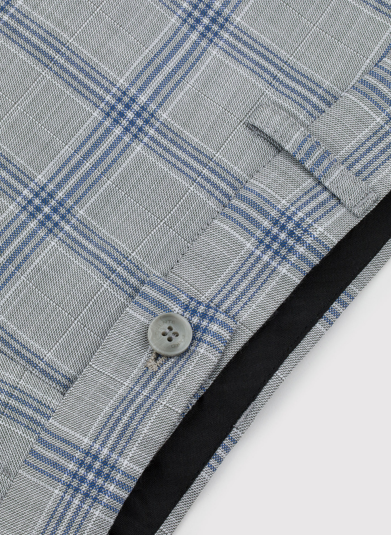 Szary garnitur męski w niebiesko-białą kratę