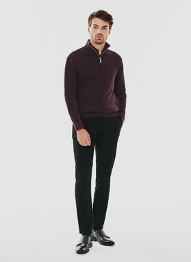 Bordowy sweter z wysoką stójką zapinaną na zamek