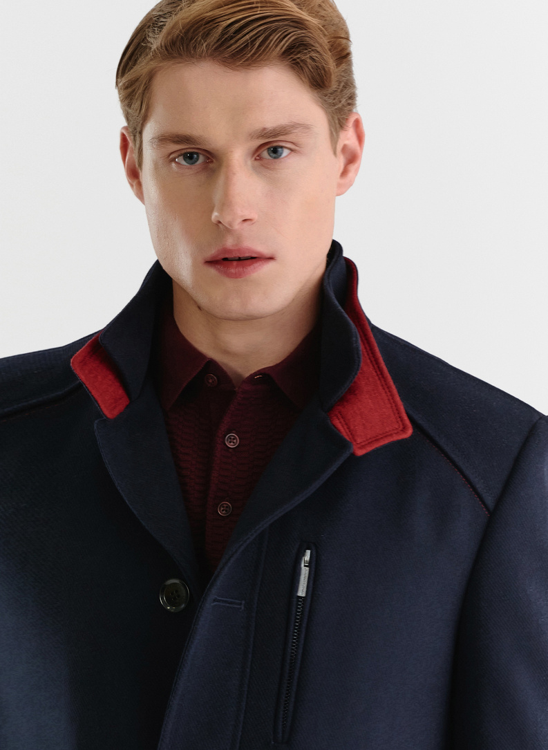 Granatowy płaszcz męski z podwójnym kołnierzem