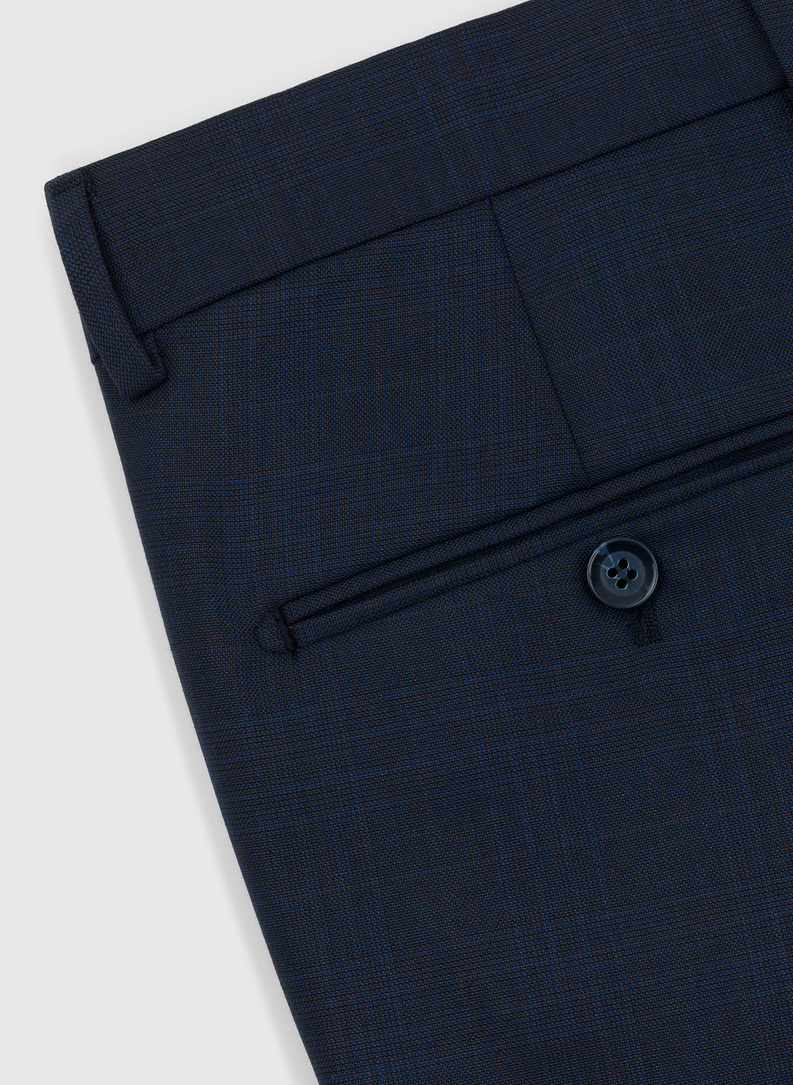 Granatowy garnitur w subtelną kratę