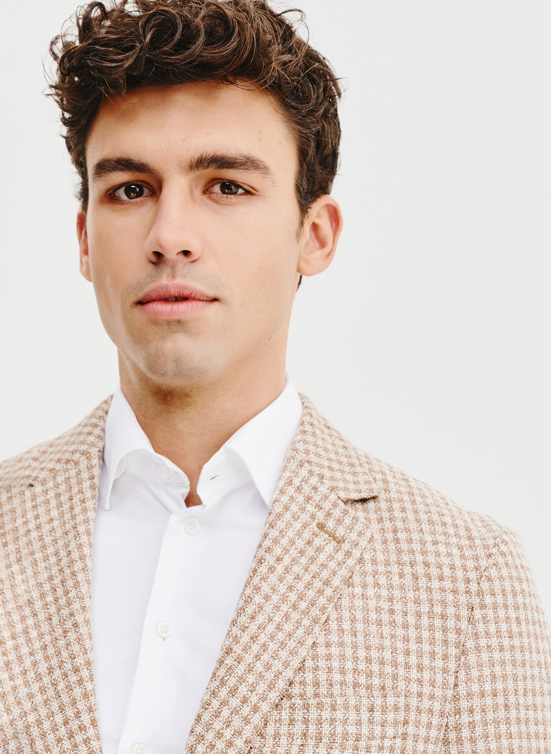 Beżowa marynarka w pepitkę