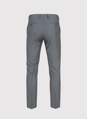 Dwuczęściowy garnitur męski w prążek