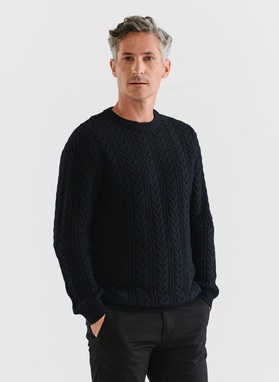 Czarny sweter męski o warkoczowym splocie