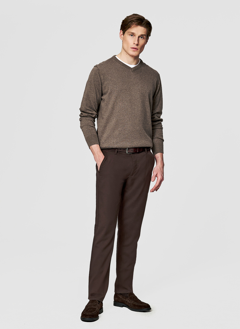 Brązowy męski sweter z dekoltem w serek 