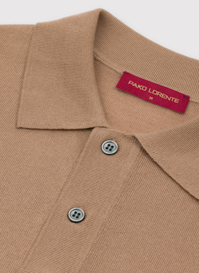 Kamelowy sweter z kołnierzykiem polo