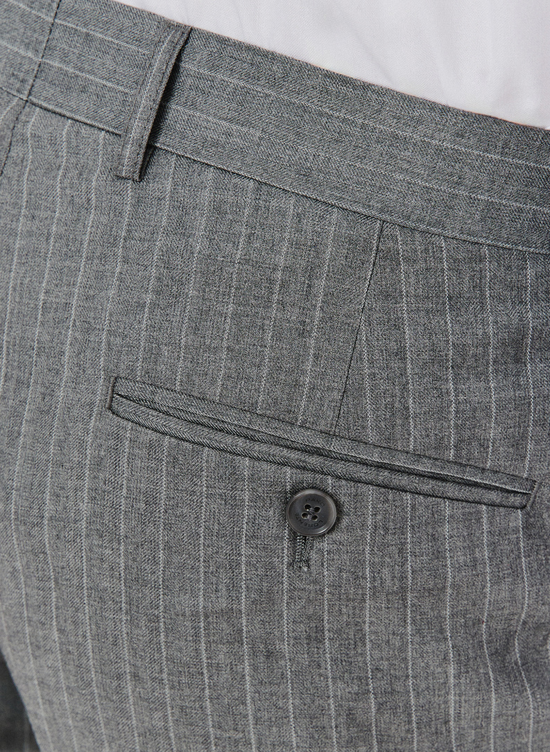 Dwuczęściowy garnitur męski w prążek