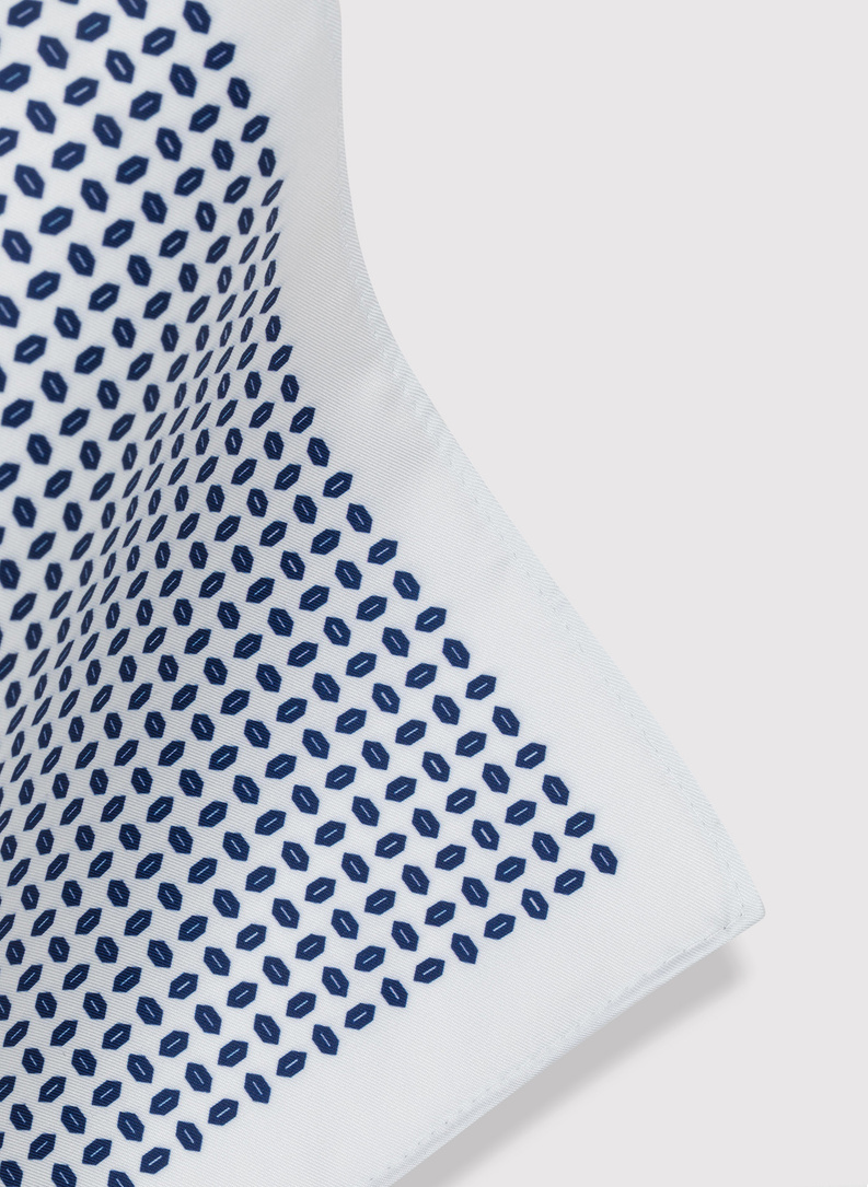 Biała poszetka we wzorki