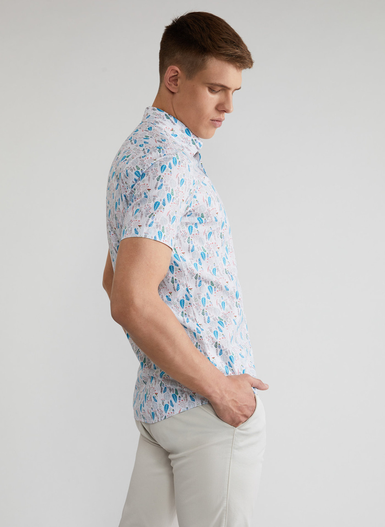Biała koszula męska na krótki rękaw w kolorowy roślinny deseń