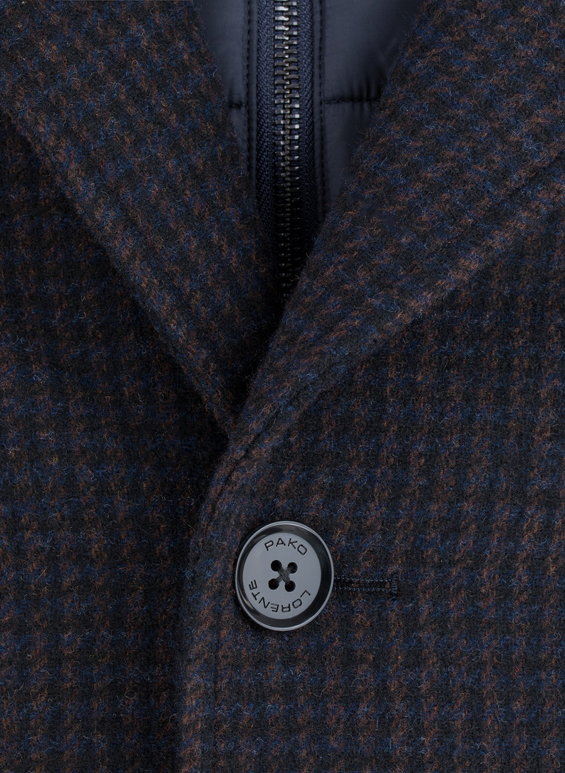 Brązowy płaszcz męski w drobną kratę