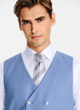 Niebieski wełniany garnitur męski