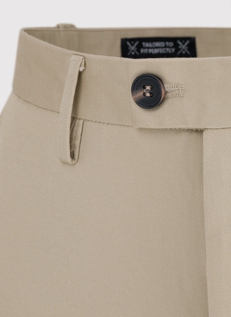 Beżowe spodnie męskie o kroju carrot