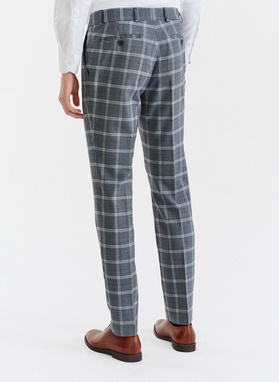 Szary garnitur męski w kratę