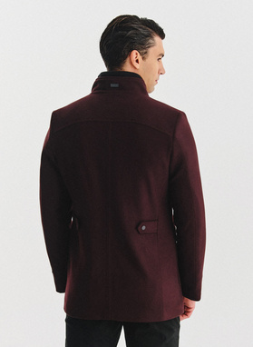 Bordowy płaszcz zapinany na guziki