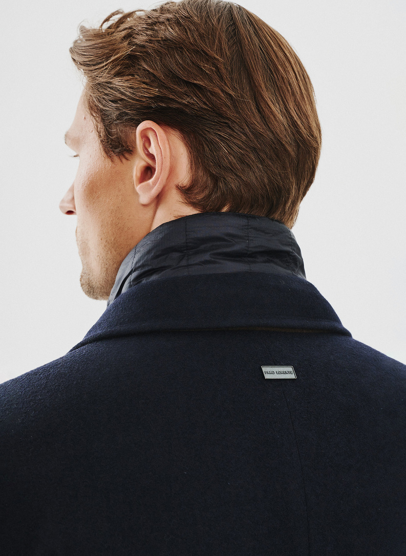 Męski płaszcz z wełną w kolorze granatowym