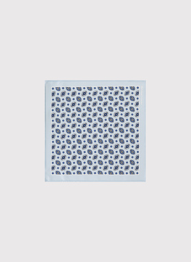 Jasnoniebieska poszetka męska we wzory