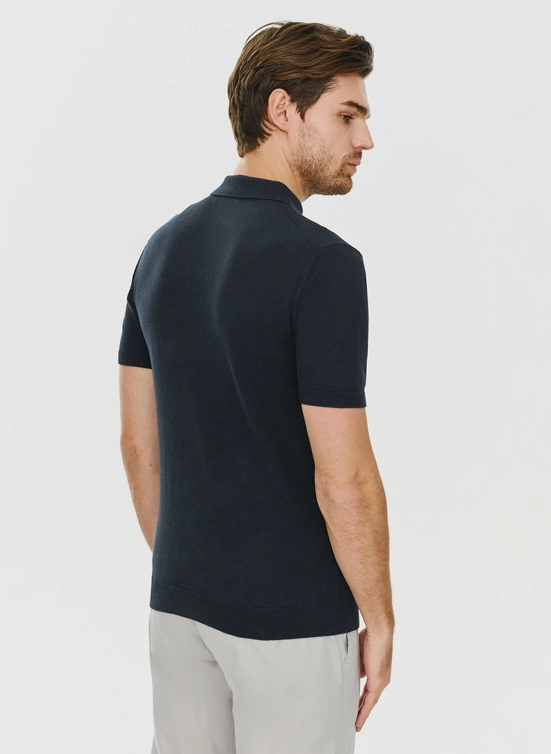 Granatowy t-shirt polo o waflowym splocie