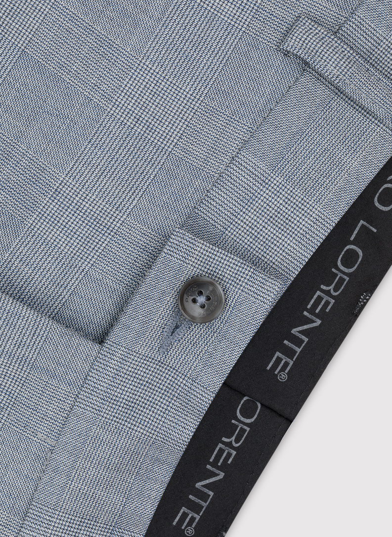 Dwuczęściowy niebieski garnitur męski w kraciasty deseń