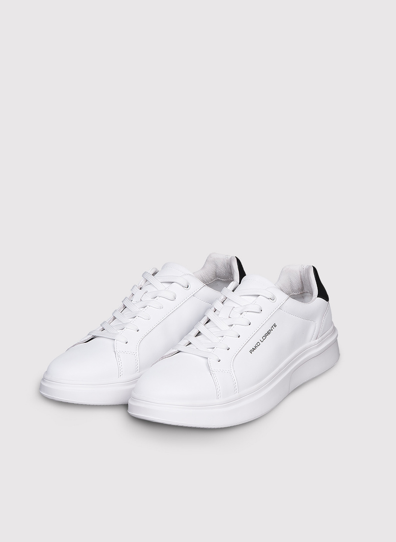 Białe sneakersy męskie z czarnym zapiętkiem