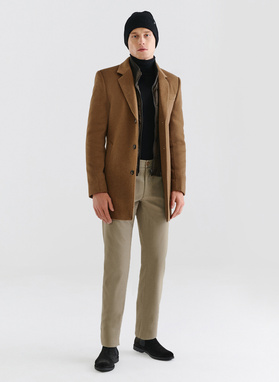 Kamelowy płaszcz męski z odpinaną stójką