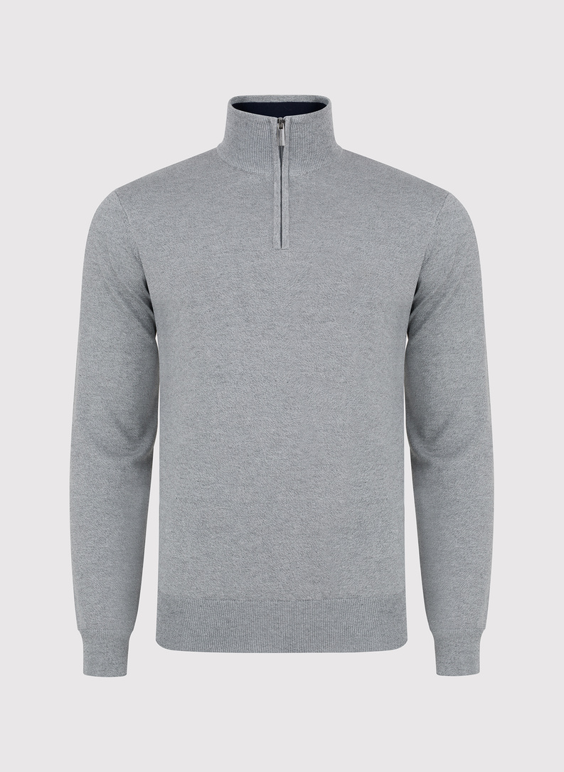 Szary sweter z wysoką stójką zapinaną na zamek