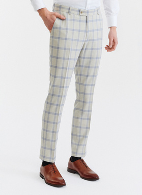 Beżowy garnitur w niebieską kratę