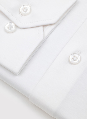 Biała dzianinowa koszula męska