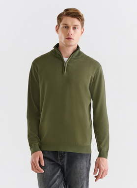 Zielony sweter z wysoką stójką zapinaną na zamek