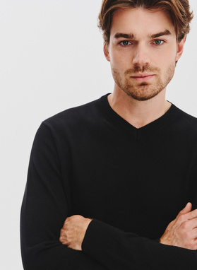 Czarny sweter męski v-neck