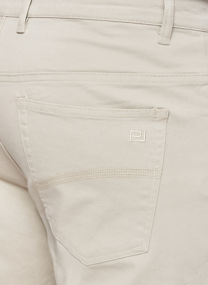 Jasnobeżowe spodnie casual 