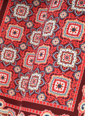 Bordowa poszetka w geometryczny wzór