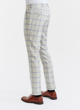 Beżowy garnitur w niebieską kratę