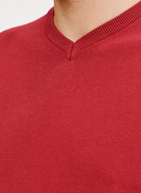 Czerwony męski sweter w serek