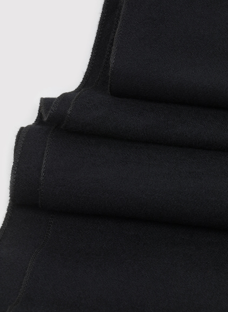 Szalik z frędzlami w kolorze czarnym 