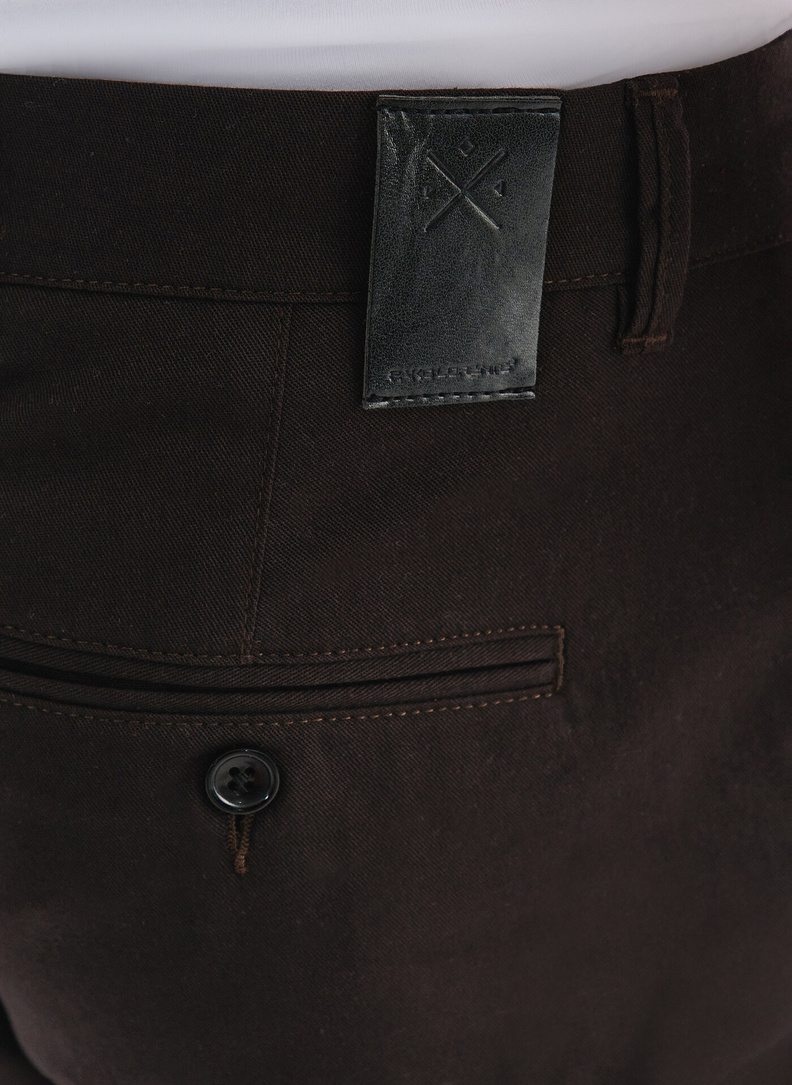 Ciemnobrązowe spodnie męskie o kroju Slim Fit
