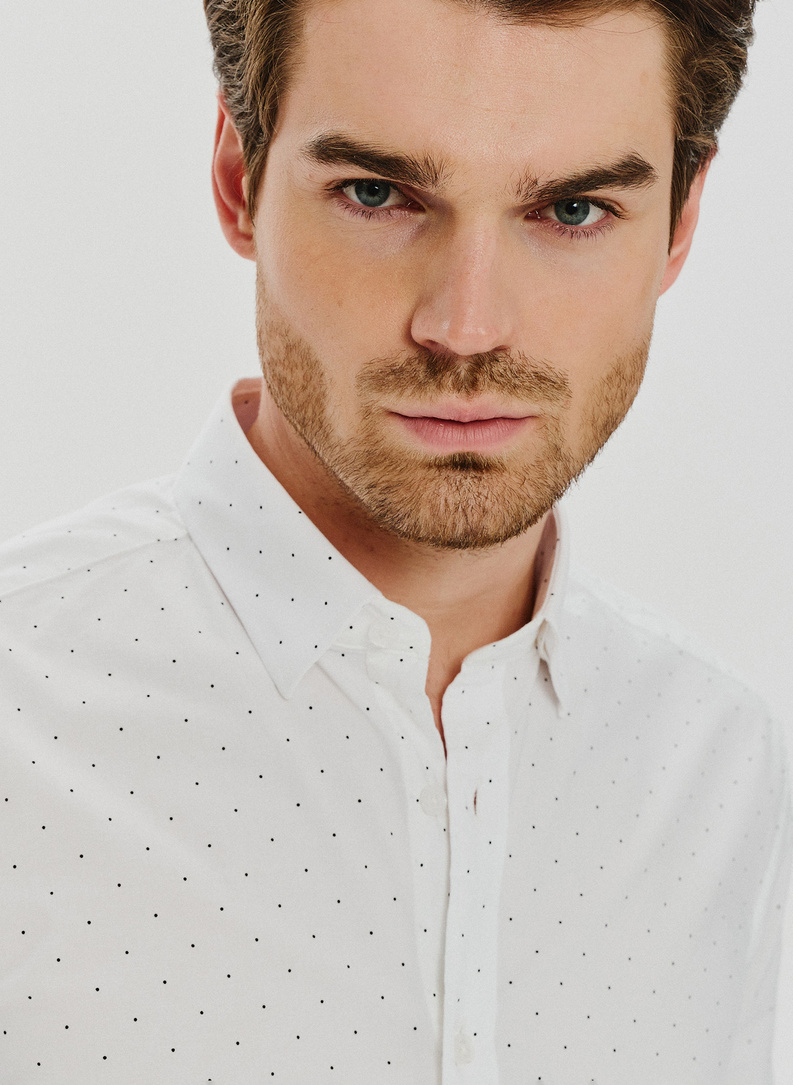 Biała koszula męska w czarne kropki