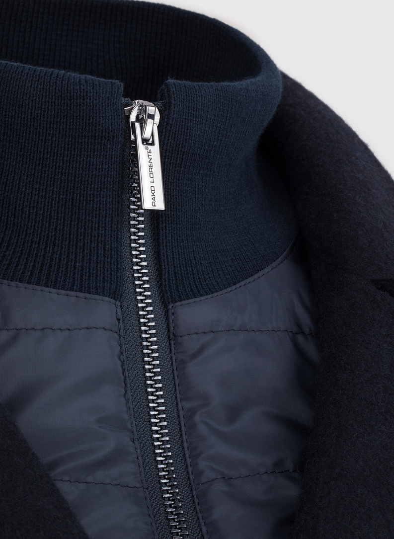 Wełniany płaszcz męski w kolorze granatowym