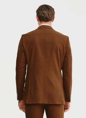 Brązowy garnitur męski