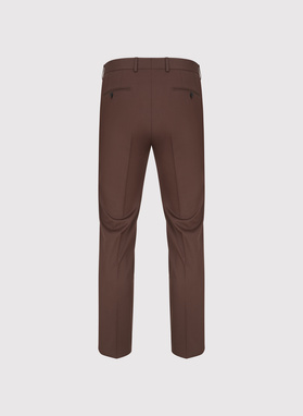 Gładki brązowy garnitur męski