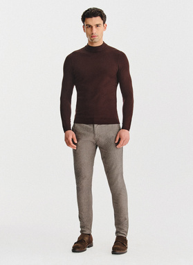 Brązowe spodnie chino