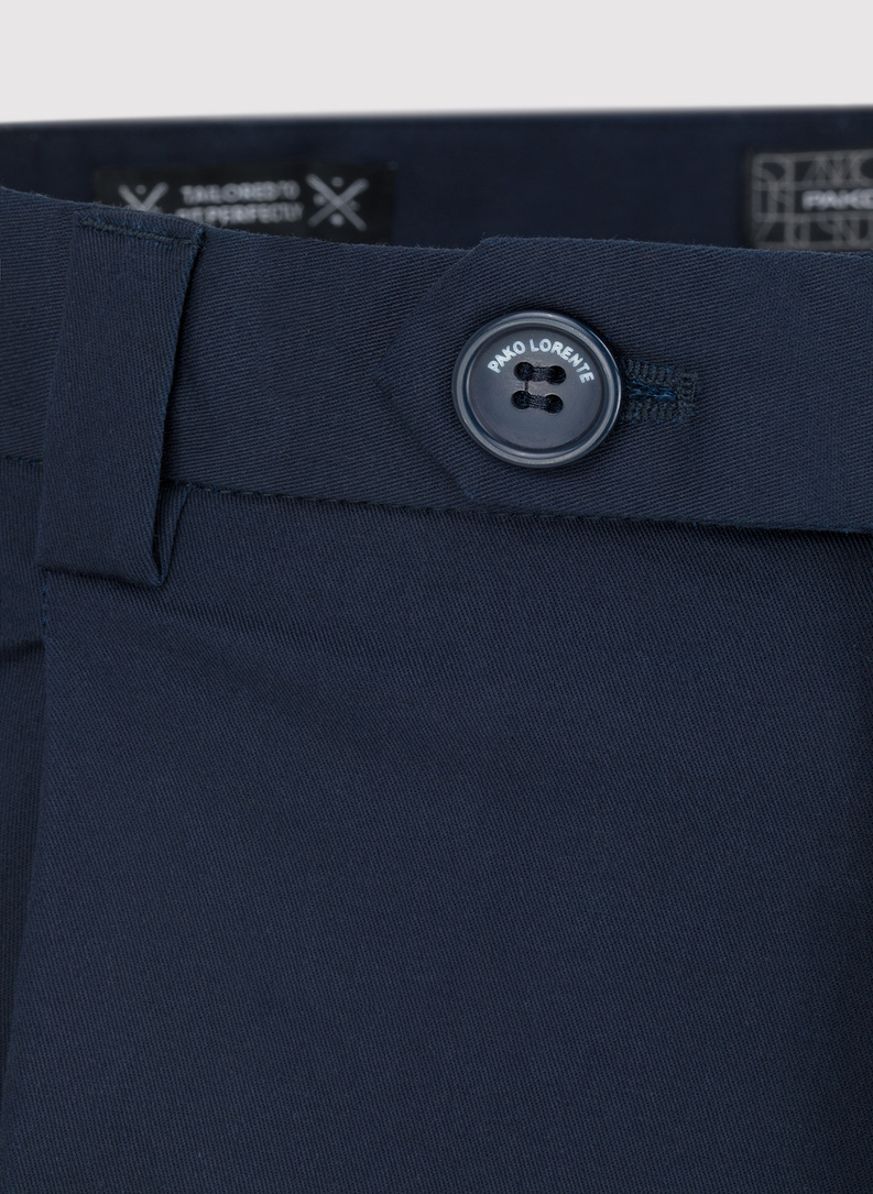 Granatowe spodnie z podwiniętą nogawką