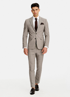 Brązowy garnitur w kratę