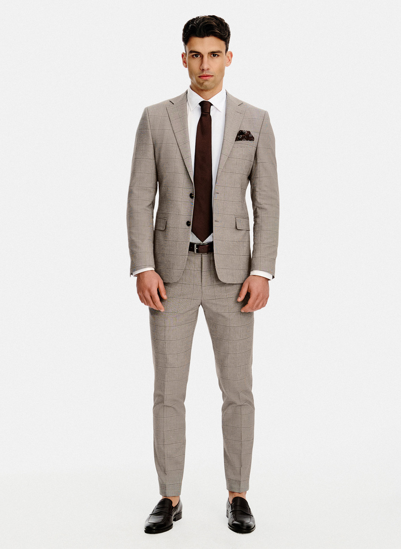 Brązowy garnitur w kratę
