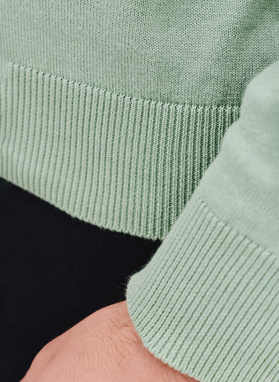 Zielony męski sweter w serek