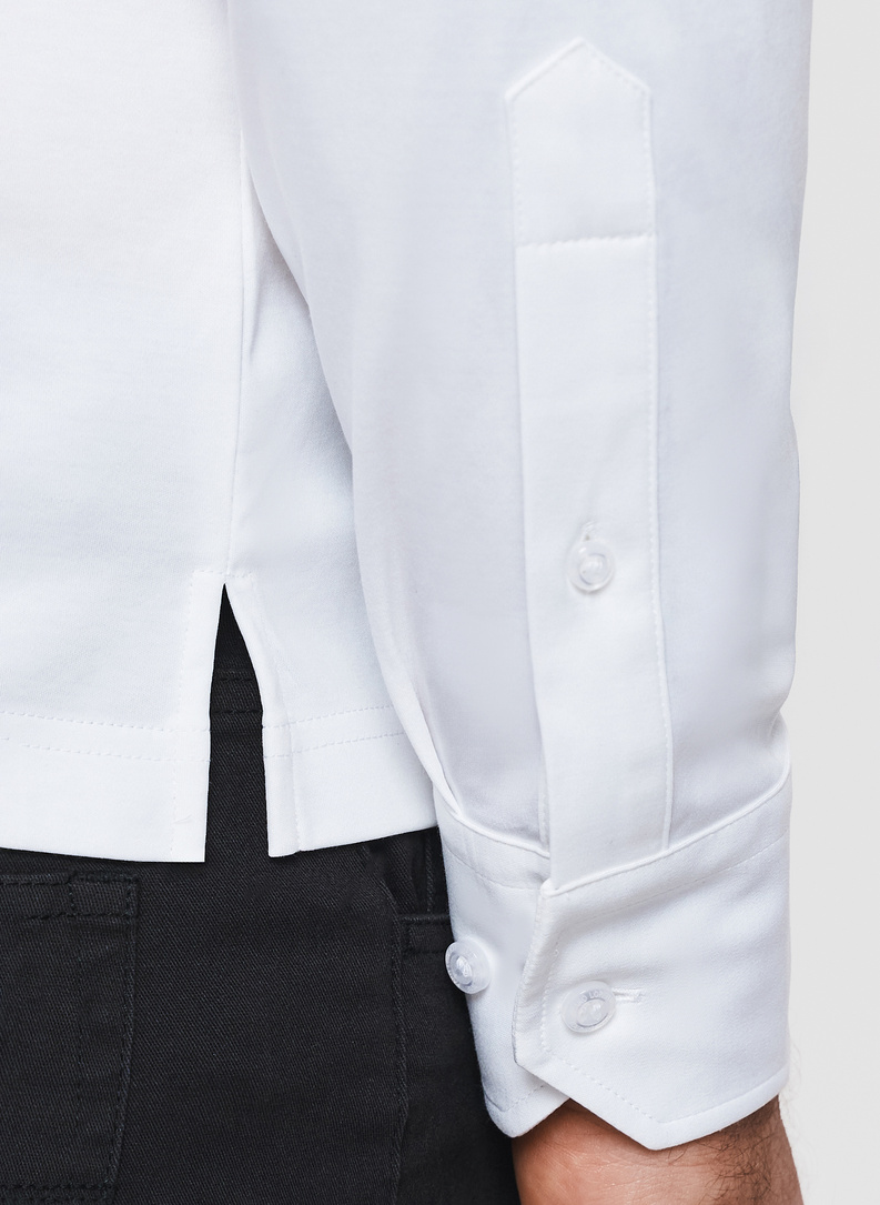 Biała dzianinowa koszula męska